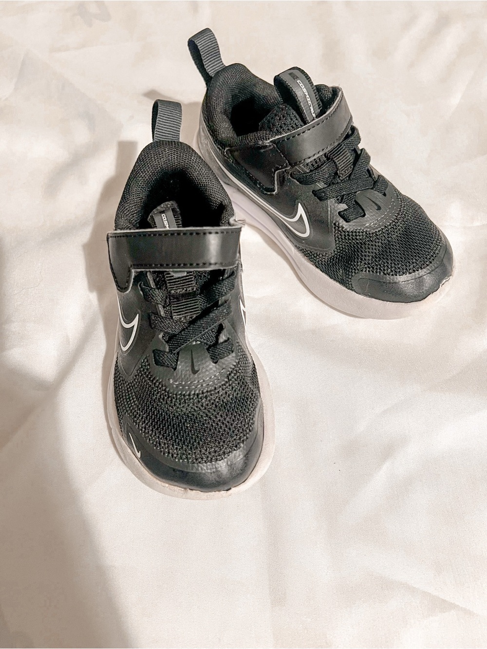 Nike Toddler Cosmic Runner Black and White Lightweight Sneakers Size 8C